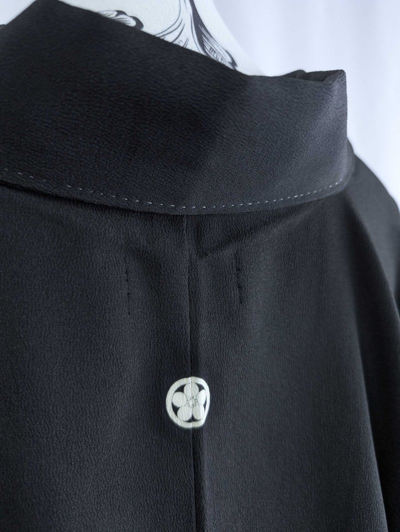 画像33: 【金駒鏡裏文×丸に梅鉢紋】黒留袖ショートパンツセットアップ＆オーバースカート (33)