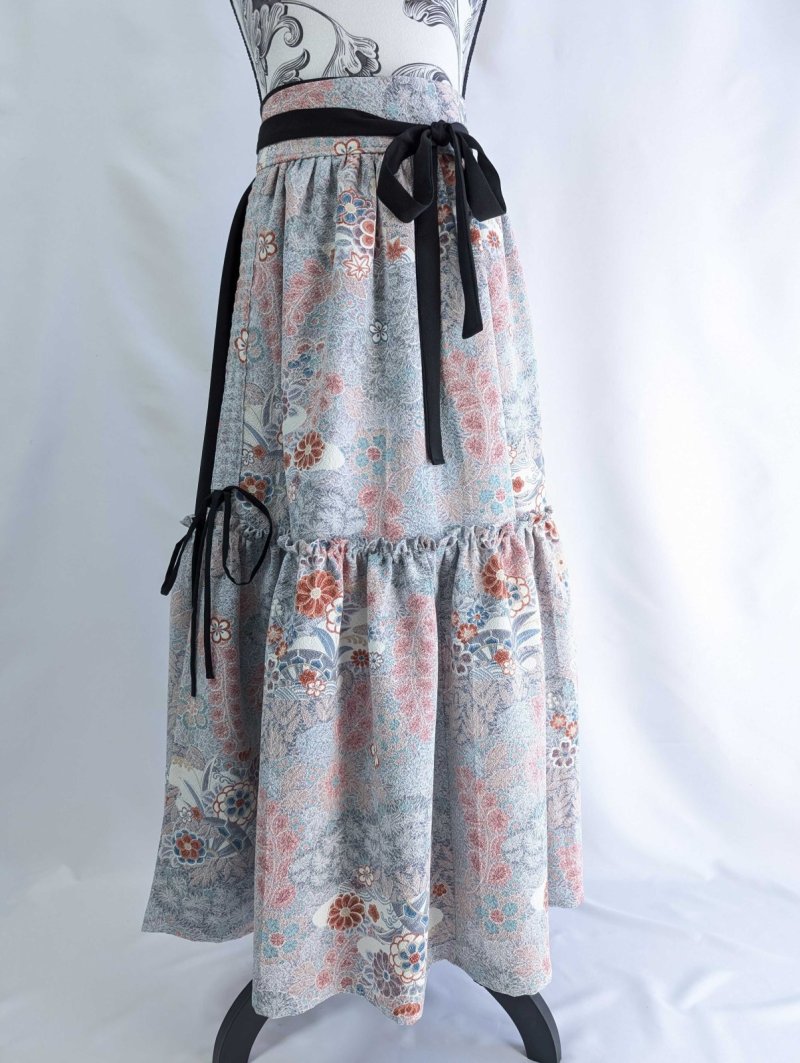 画像18: 【菊×梅文様】落款付き縮緬小紋淡色ティアードラップスカートセットアップ (18)
