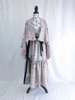 画像9: 【菊×梅文様】落款付き縮緬小紋淡色ティアードラップスカートセットアップ (9)