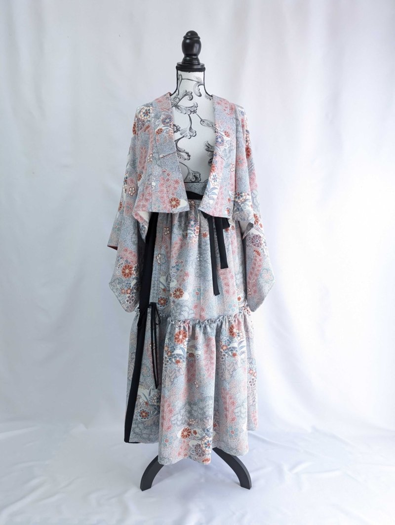 画像9: 【菊×梅文様】落款付き縮緬小紋淡色ティアードラップスカートセットアップ (9)