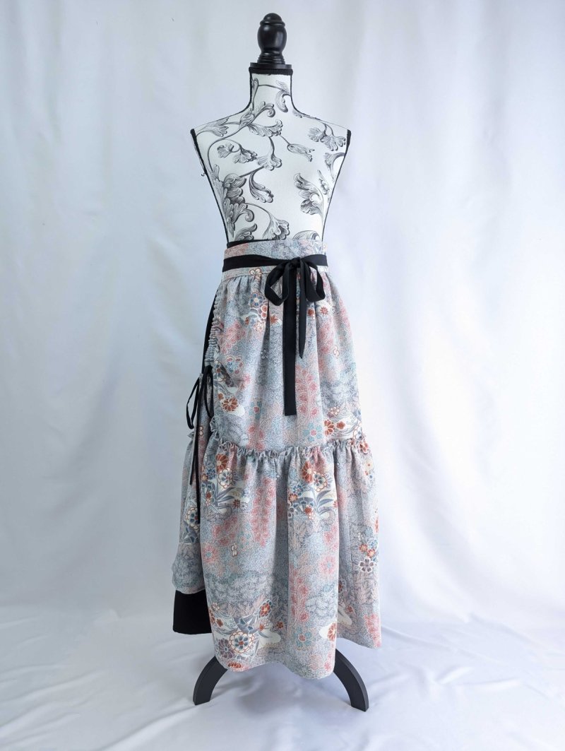 画像28: 【菊×梅文様】落款付き縮緬小紋淡色ティアードラップスカートセットアップ (28)