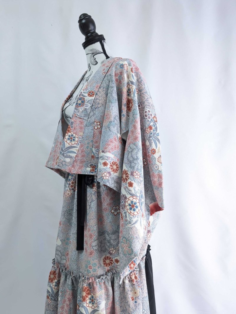 画像12: 【菊×梅文様】落款付き縮緬小紋淡色ティアードラップスカートセットアップ (12)