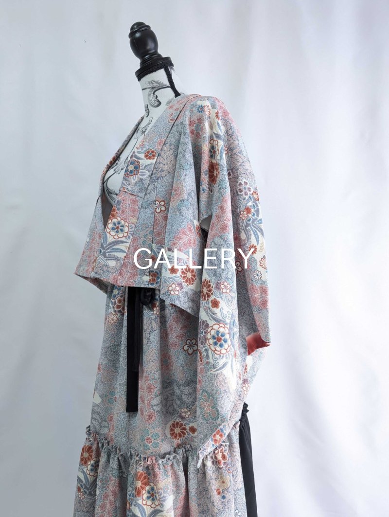 画像12: 【菊×梅文様】落款付き縮緬小紋淡色ティアードラップスカートセットアップ (12)