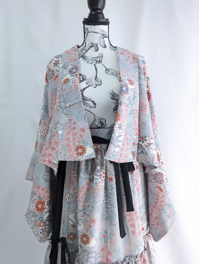 画像10: 【菊×梅文様】落款付き縮緬小紋淡色ティアードラップスカートセットアップ (10)