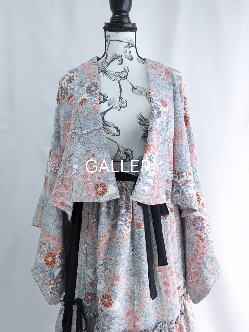 画像10: 【菊×梅文様】落款付き縮緬小紋淡色ティアードラップスカートセットアップ (10)