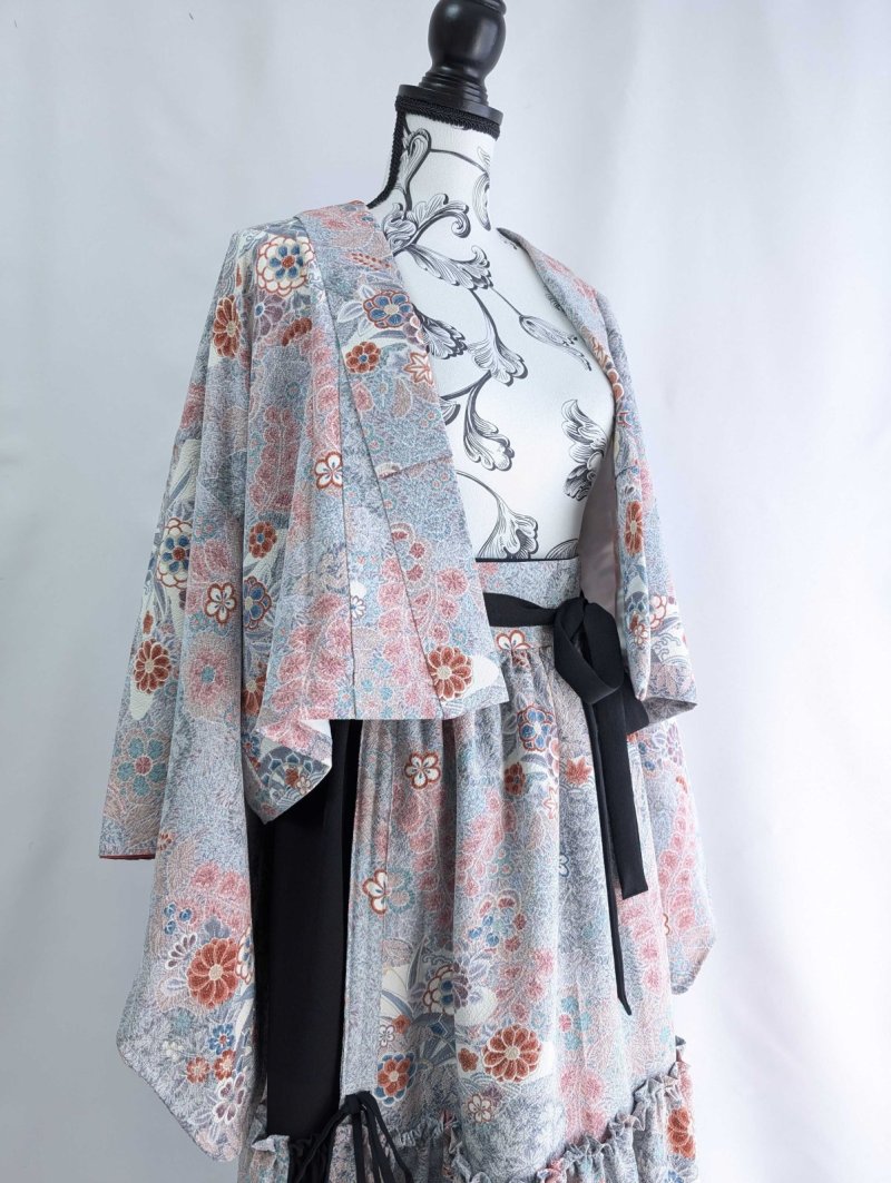 画像17: 【菊×梅文様】落款付き縮緬小紋淡色ティアードラップスカートセットアップ (17)