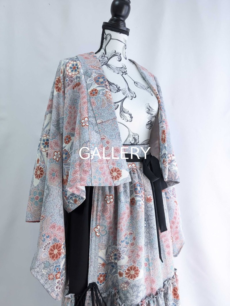 画像17: 【菊×梅文様】落款付き縮緬小紋淡色ティアードラップスカートセットアップ (17)