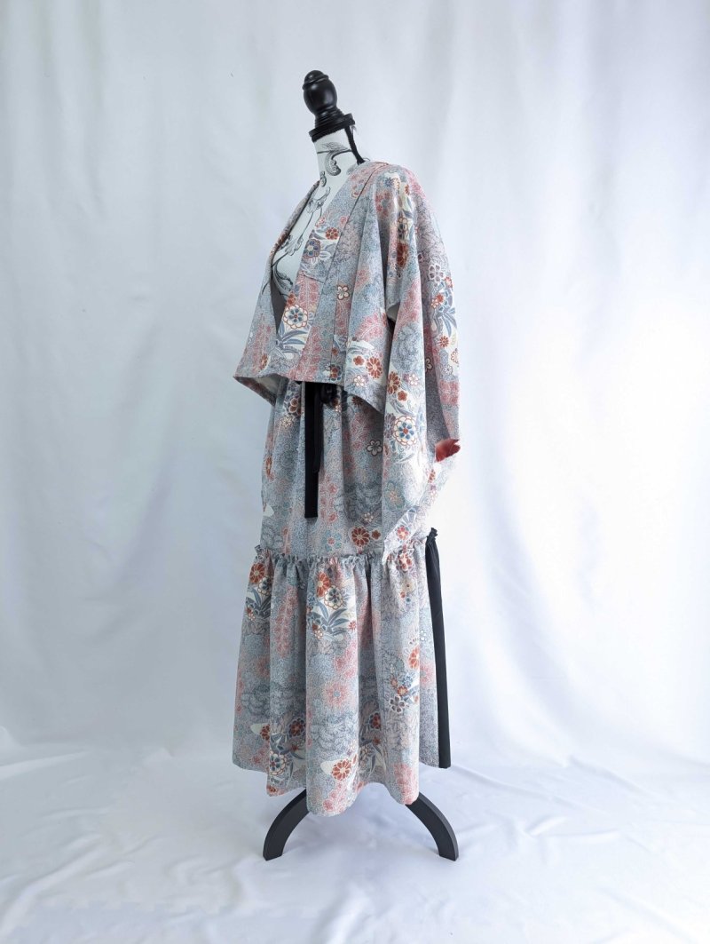 画像11: 【菊×梅文様】落款付き縮緬小紋淡色ティアードラップスカートセットアップ (11)