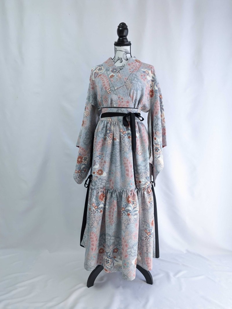 画像30: 【菊×梅文様】落款付き縮緬小紋淡色ティアードラップスカートセットアップ (30)