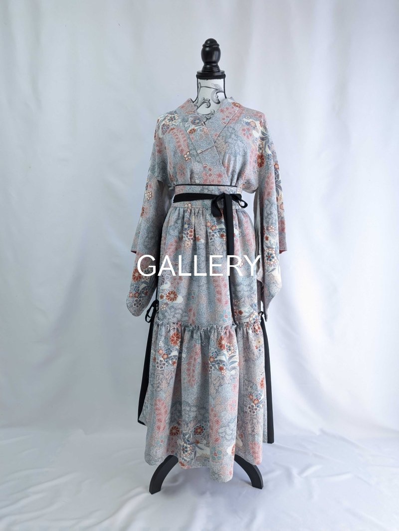 画像30: 【菊×梅文様】落款付き縮緬小紋淡色ティアードラップスカートセットアップ (30)