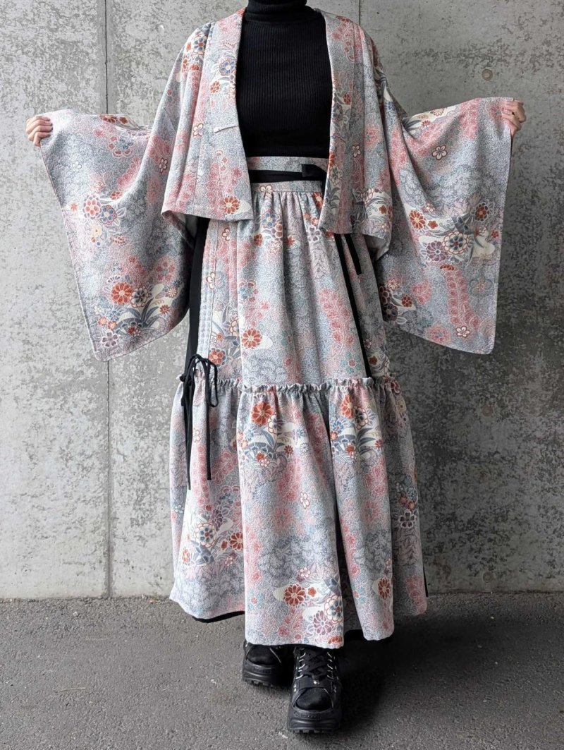 画像7: 【菊×梅文様】落款付き縮緬小紋淡色ティアードラップスカートセットアップ (7)