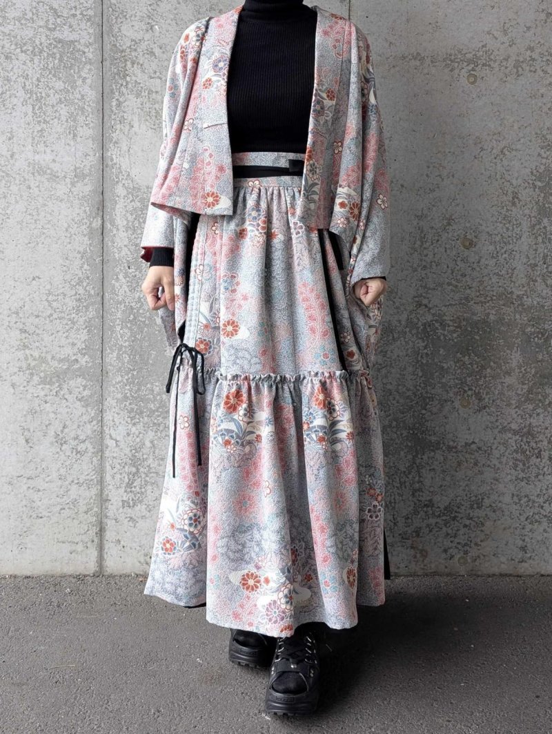 画像6: 【菊×梅文様】落款付き縮緬小紋淡色ティアードラップスカートセットアップ (6)