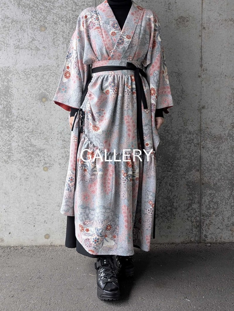 画像1: 【菊×梅文様】落款付き縮緬小紋淡色ティアードラップスカートセットアップ (1)