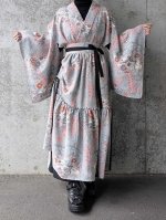 画像3: 【菊×梅文様】落款付き縮緬小紋淡色ティアードラップスカートセットアップ (3)