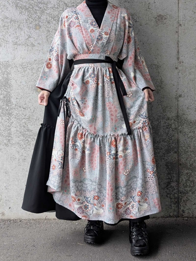 画像1: 【菊×梅文様】落款付き縮緬小紋淡色ティアードラップスカートセットアップ (1)