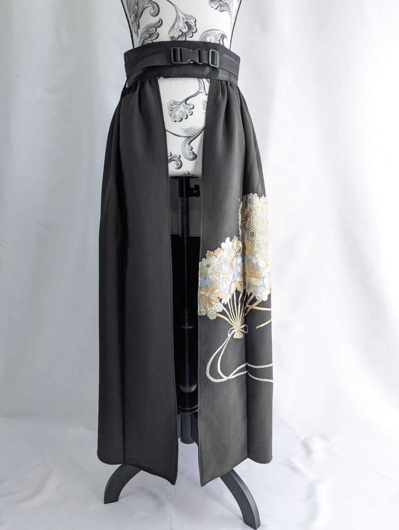 画像9: 【豪華刺繍草花×扇面文】黒留袖オーバースカート (9)