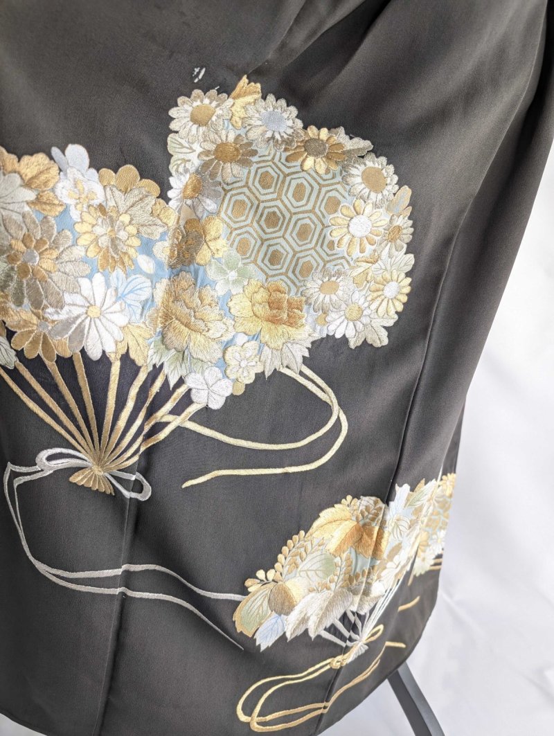 画像15: 【豪華刺繍草花×扇面文】黒留袖オーバースカート (15)