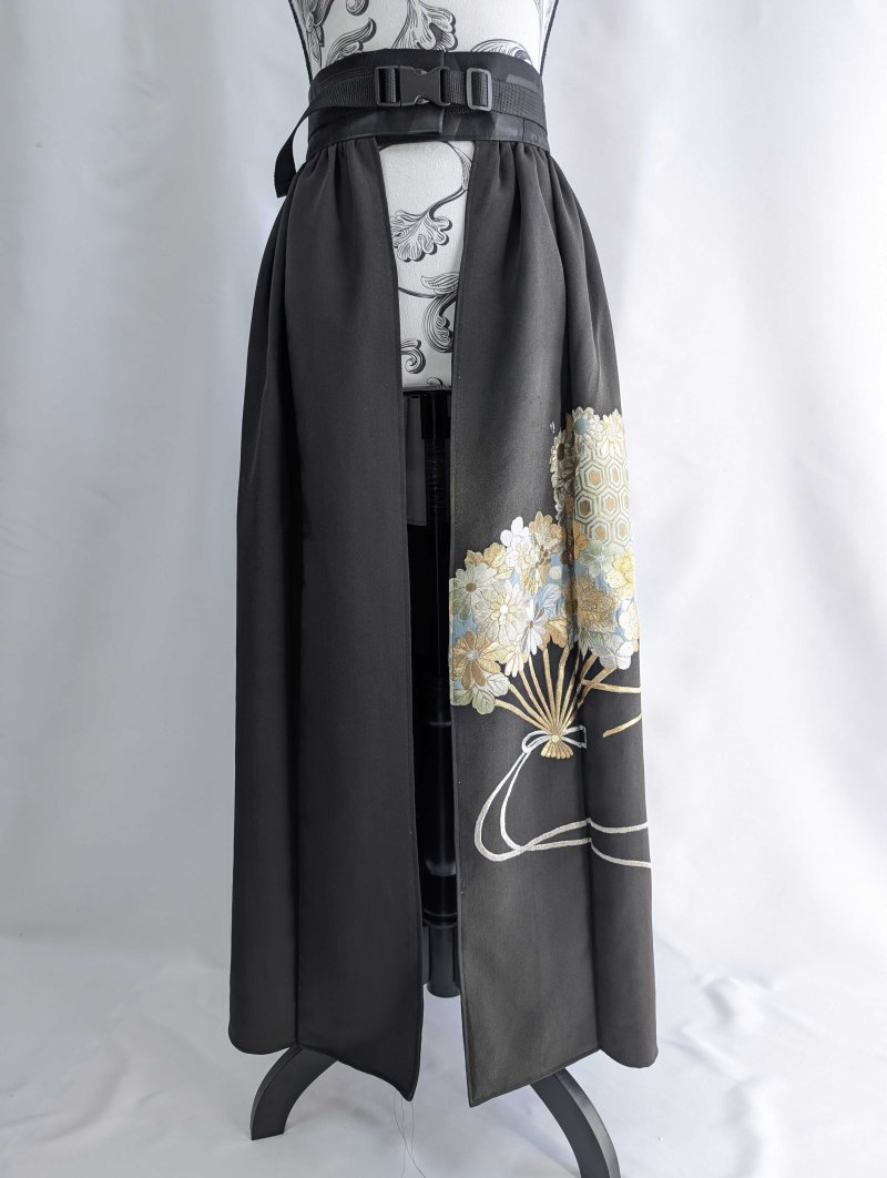 画像18: 【豪華刺繍草花×扇面文】黒留袖オーバースカート (18)