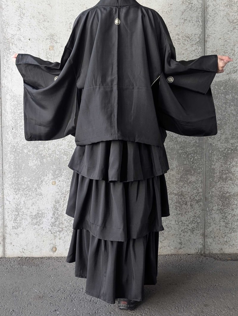 画像12: 【丸に剣花菱】黒紋付フリルティアードラップスカートセットアップ (12)