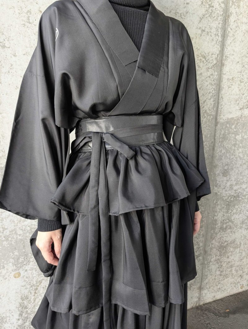 画像9: 【丸に剣花菱】黒紋付フリルティアードラップスカートセットアップ (9)