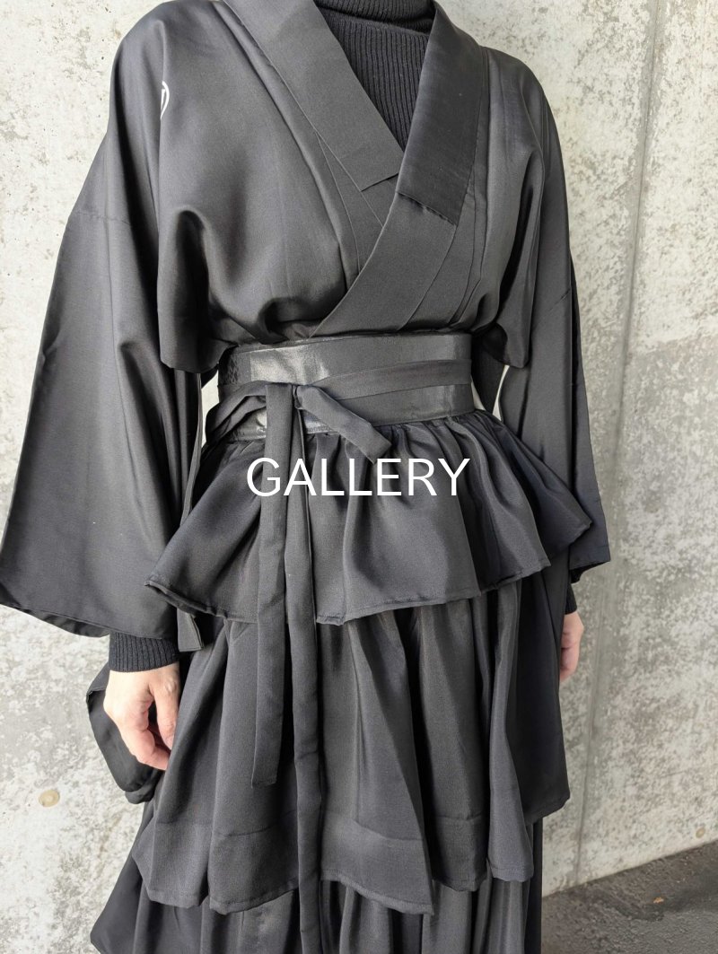 画像9: 【丸に剣花菱】黒紋付フリルティアードラップスカートセットアップ (9)