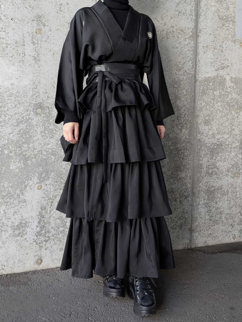 画像2: 【丸に剣花菱】黒紋付フリルティアードラップスカートセットアップ (2)