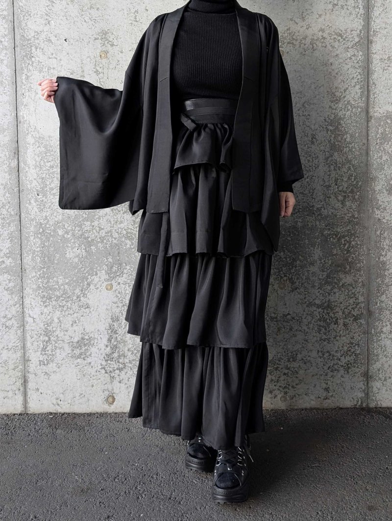 画像11: 【丸に剣花菱】黒紋付フリルティアードラップスカートセットアップ (11)