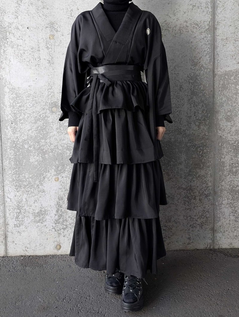 画像1: 【丸に剣花菱】黒紋付フリルティアードラップスカートセットアップ (1)