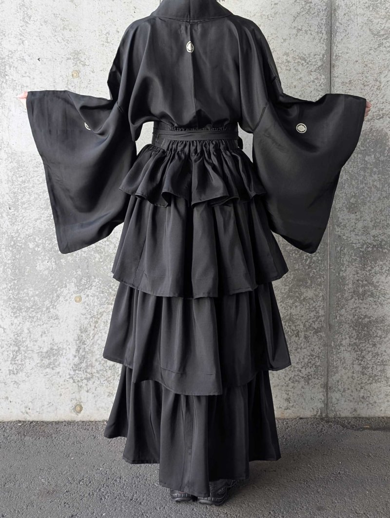 画像8: 【丸に剣花菱】黒紋付フリルティアードラップスカートセットアップ (8)