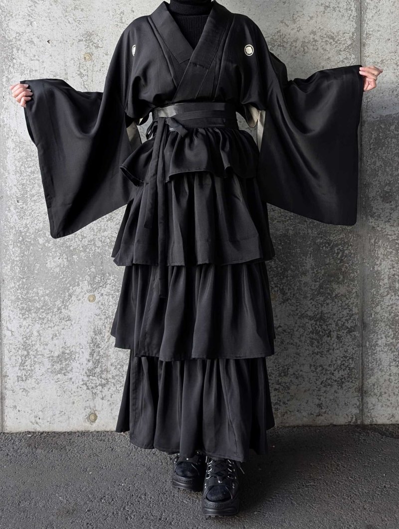 画像4: 【丸に剣花菱】黒紋付フリルティアードラップスカートセットアップ (4)