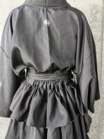 画像10: 【丸に剣花菱】黒紋付フリルティアードラップスカートセットアップ (10)