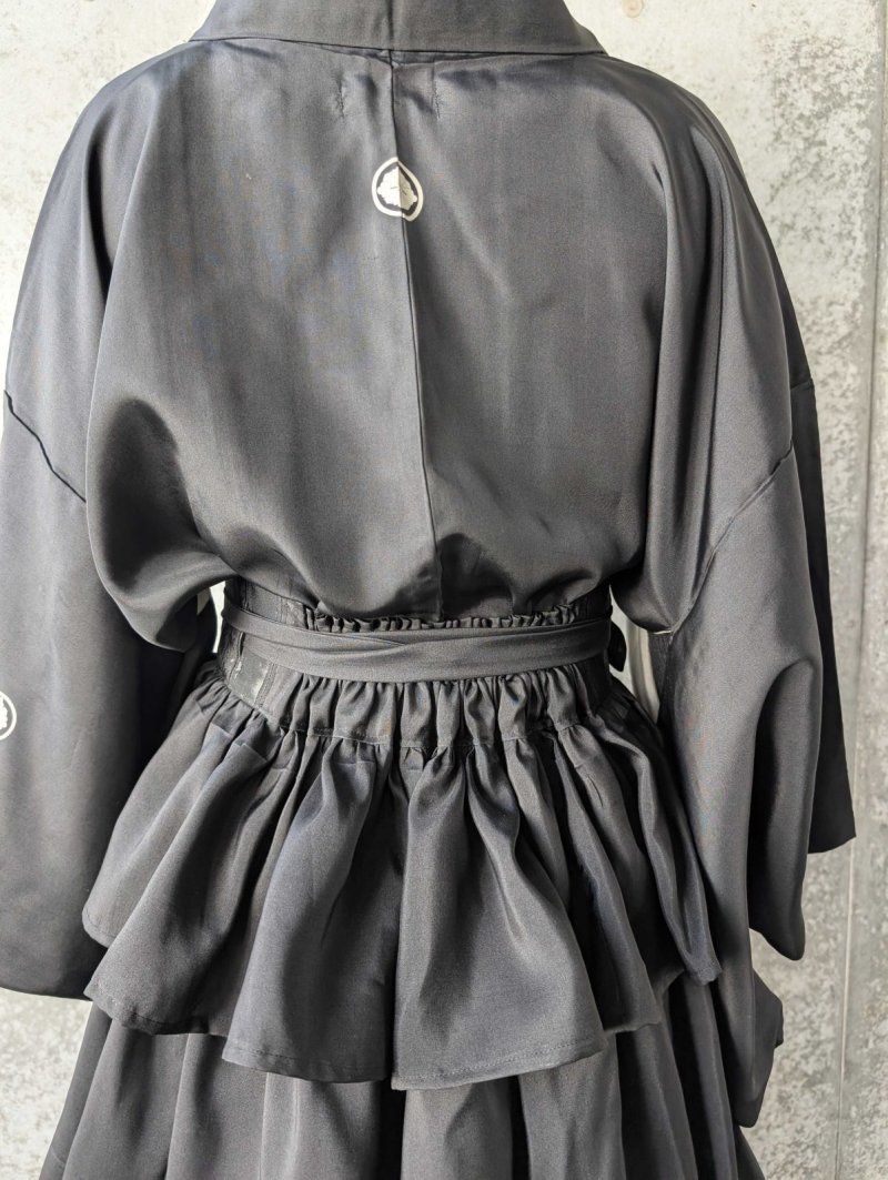 画像10: 【丸に剣花菱】黒紋付フリルティアードラップスカートセットアップ (10)
