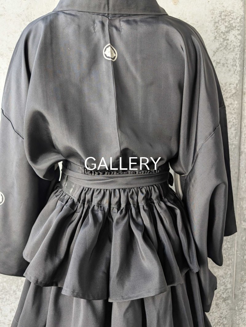 画像10: 【丸に剣花菱】黒紋付フリルティアードラップスカートセットアップ (10)