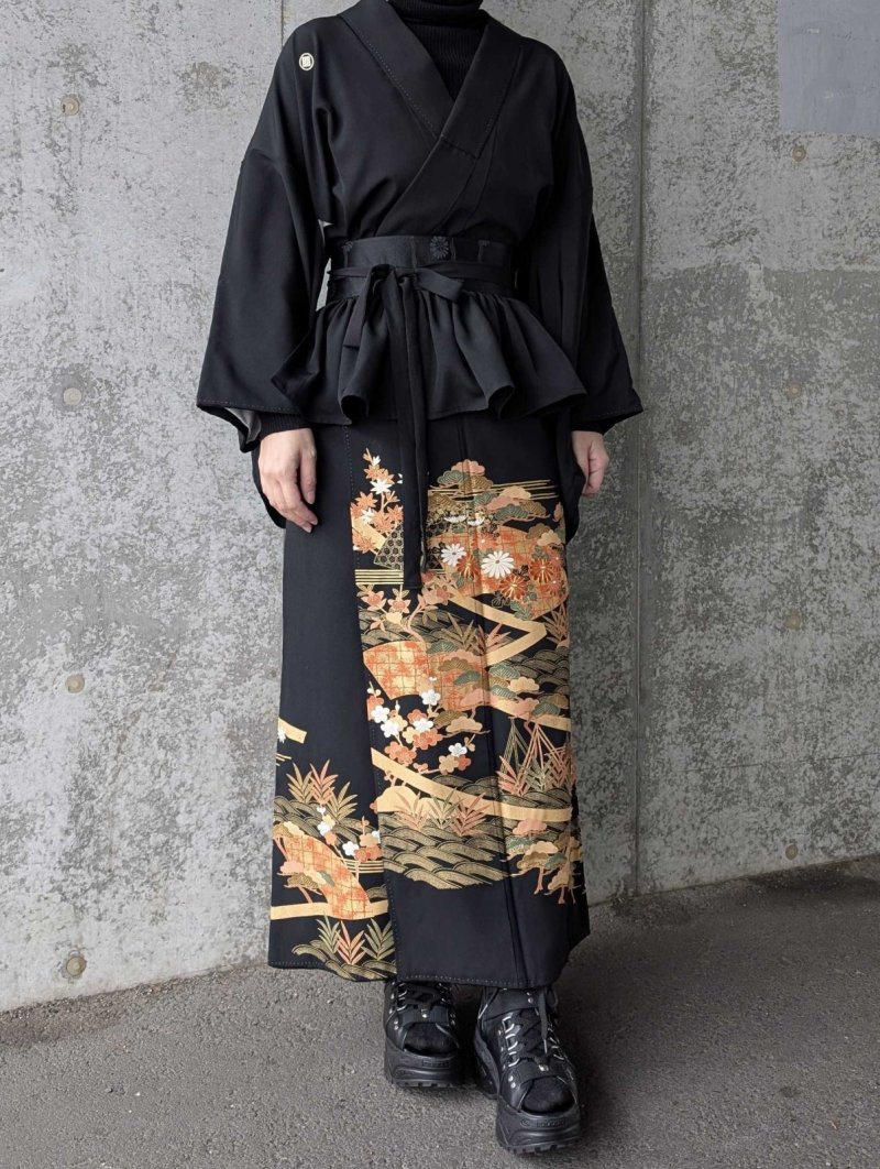 画像2: 【金駒×四季草花】黒留袖フリルラップスカートセットアップ (2)