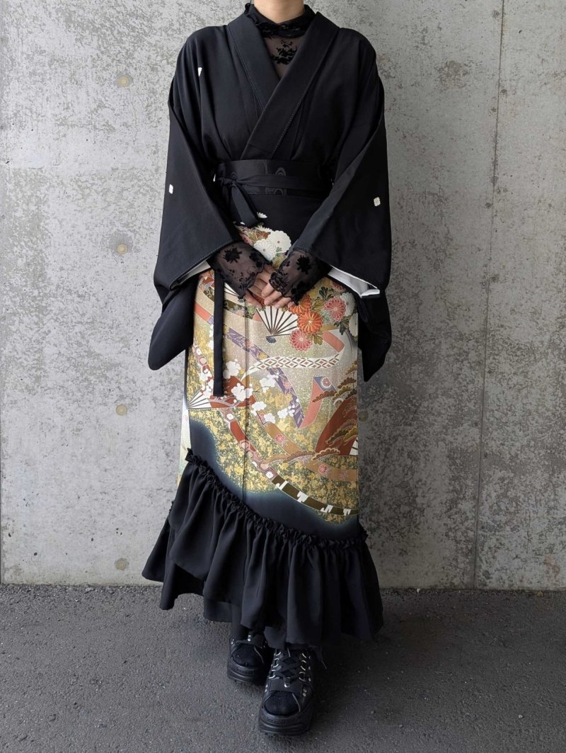画像2: 【扇に金駒草花】黒留袖マーメイドラップスカートセットアップ (2)