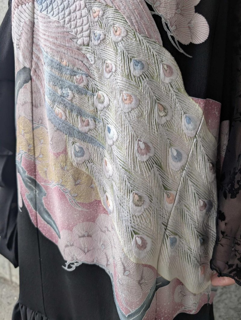 画像15: 【孔雀×抱き茗荷紋】黒留袖フルオブリボンドレス (15)