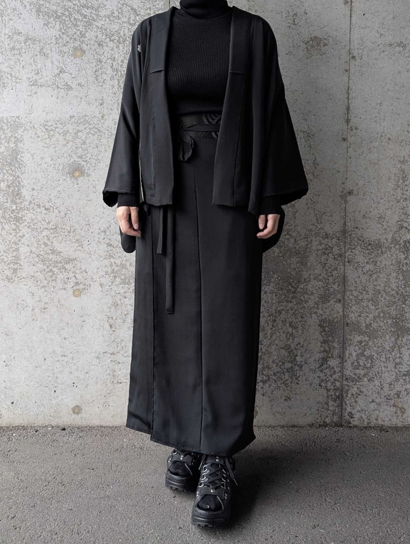 画像1: 【五三桐紋】黒紋付ラップスカートセットアップ (1)