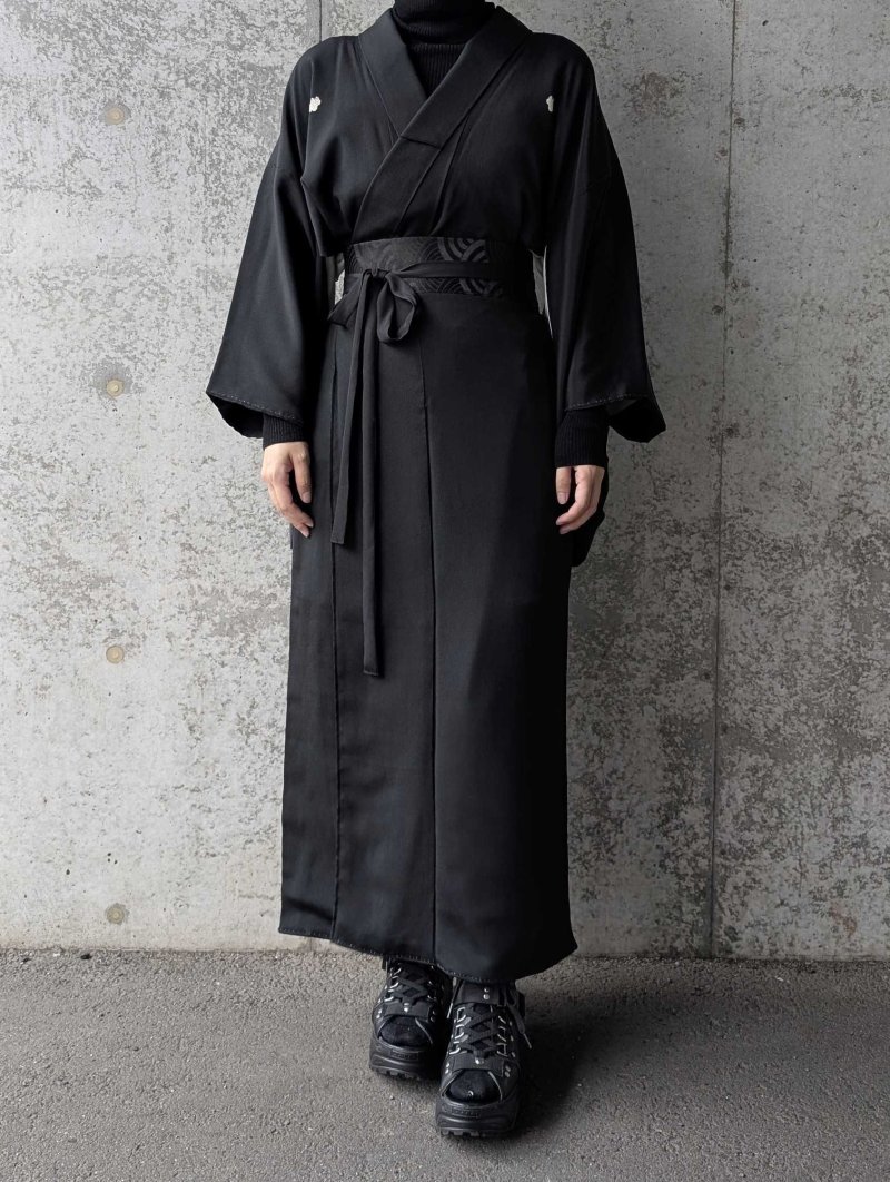 画像2: 【五三桐紋】黒紋付ラップスカートセットアップ (2)