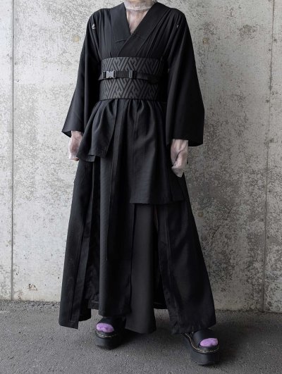 黒のガウンとワイドパンツに帯ベルトを重ねたGeGeのスタイリング例