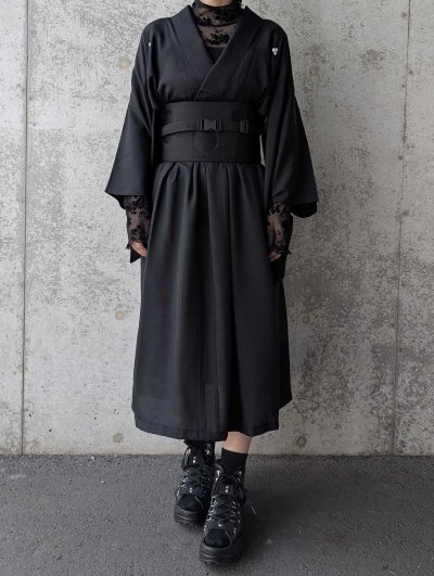洋服に帯ベルトを合わせたスタイリング例